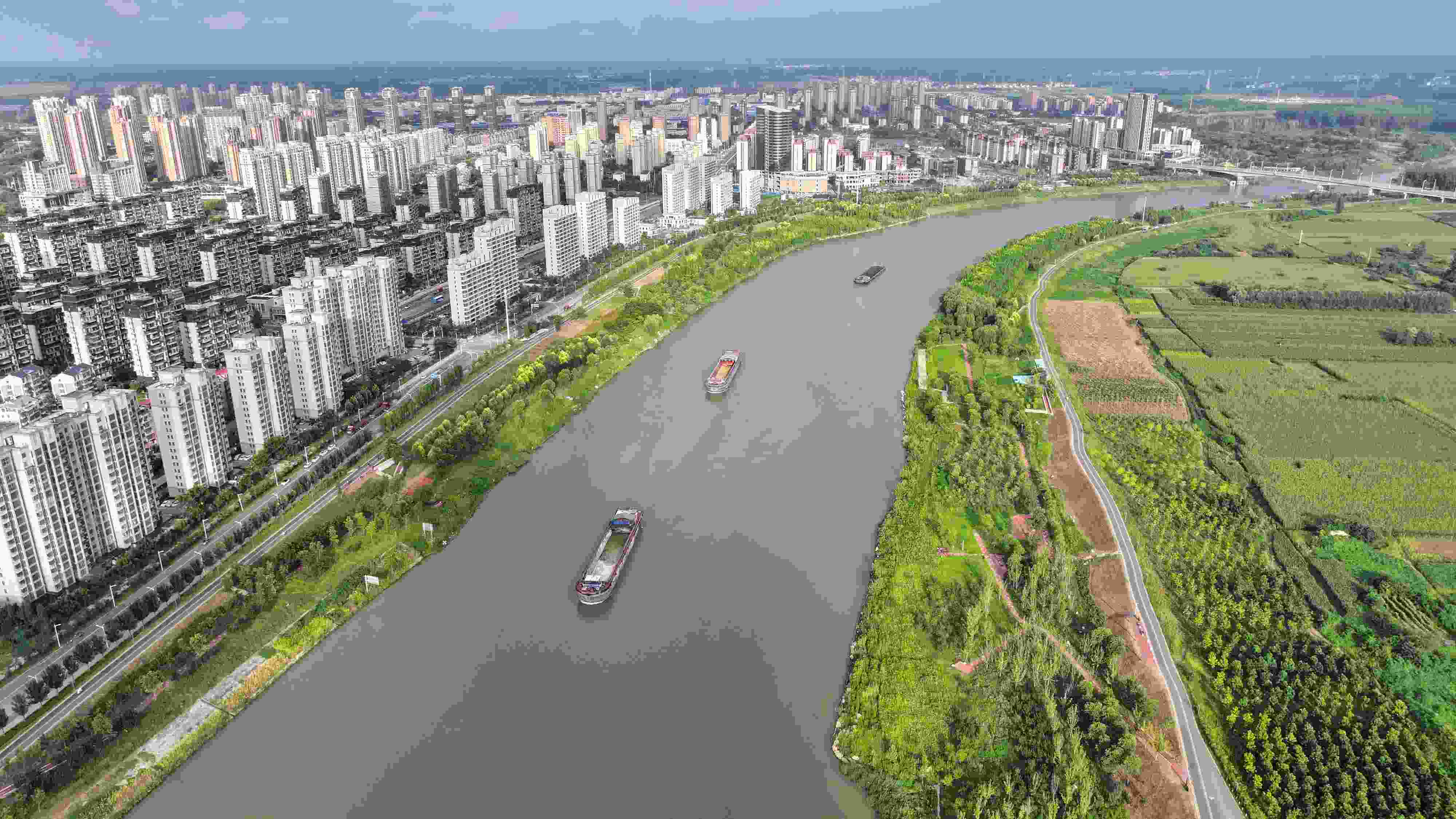 △ 2023年8月21日，安徽阜陽，初秋時節(jié)，界首城市建設(shè)與沙潁河水系、橋梁和綠植相映襯，構(gòu)成一幅生態(tài)宜居的美麗畫卷。