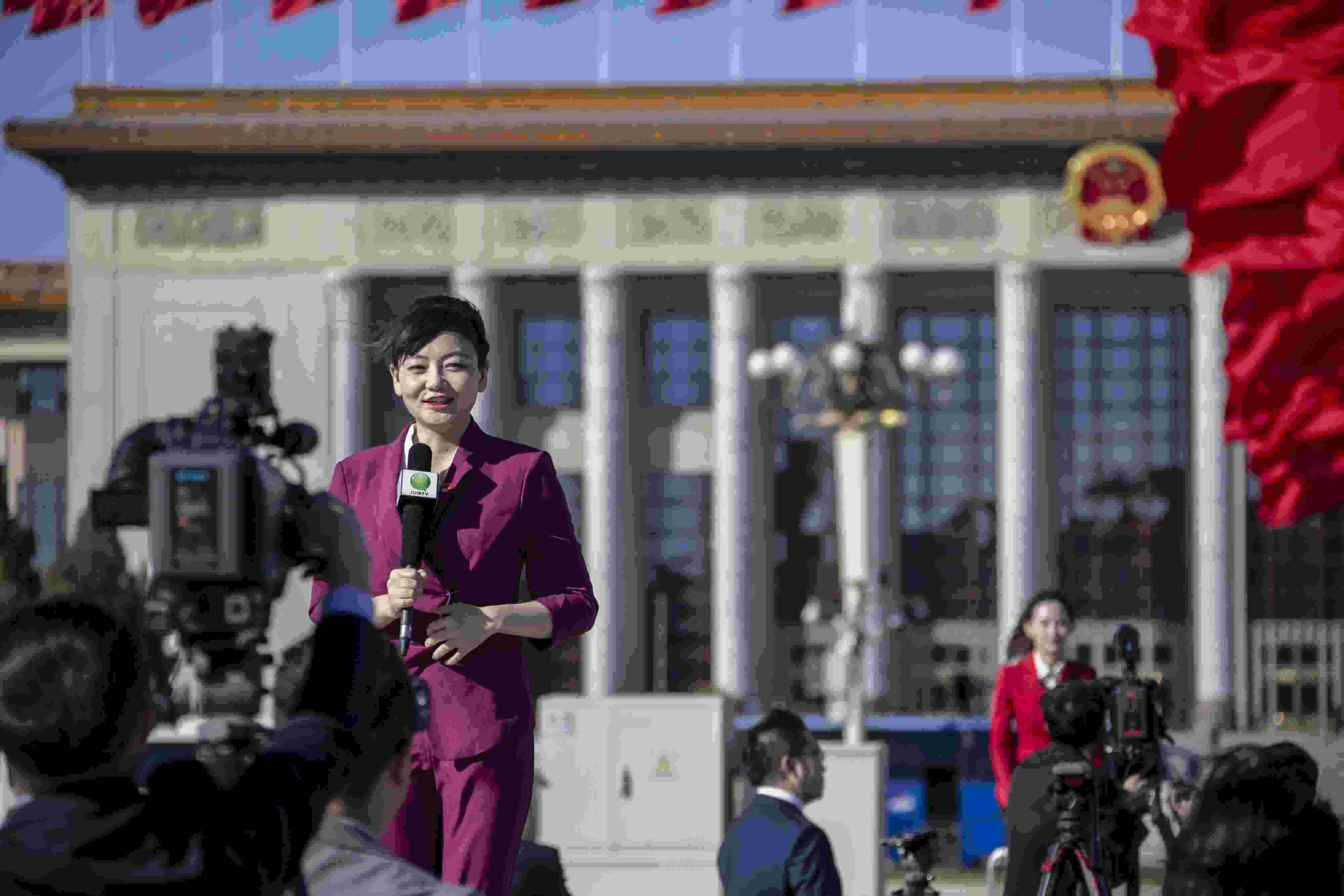 △ 2022年10月22日，北京人民大會(huì)堂，中國共產(chǎn)黨第二十次全國代表大會(huì)勝利閉幕，媒體記者戶外進(jìn)行現(xiàn)場報(bào)道。