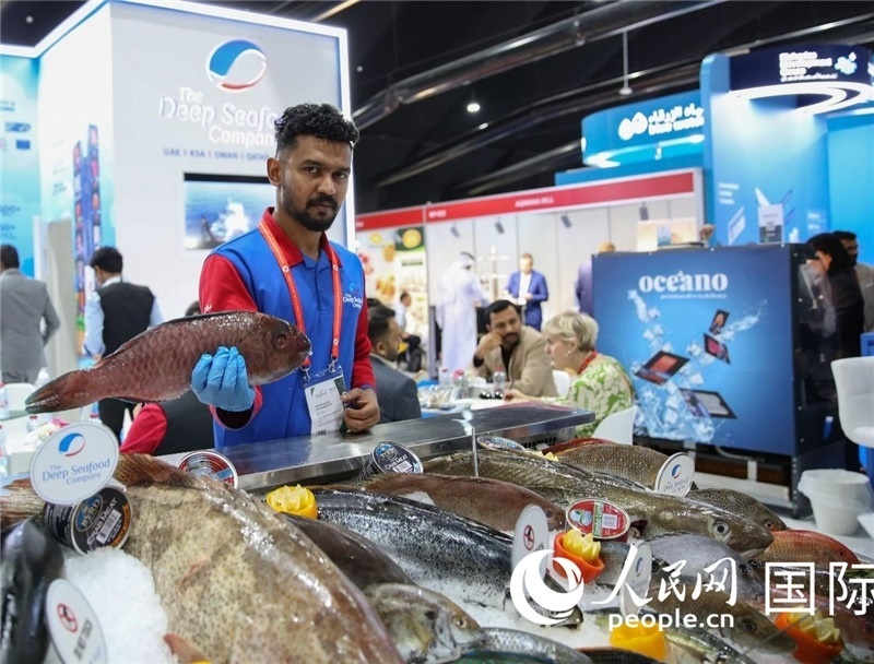 海灣食品展上，一位展商在展示海產(chǎn)品。人民網(wǎng) 塔里克·易卜拉欣攝