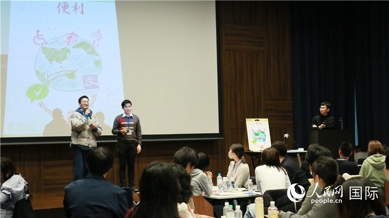 學(xué)生們發(fā)表小組討論成果。人民網(wǎng) 許可攝