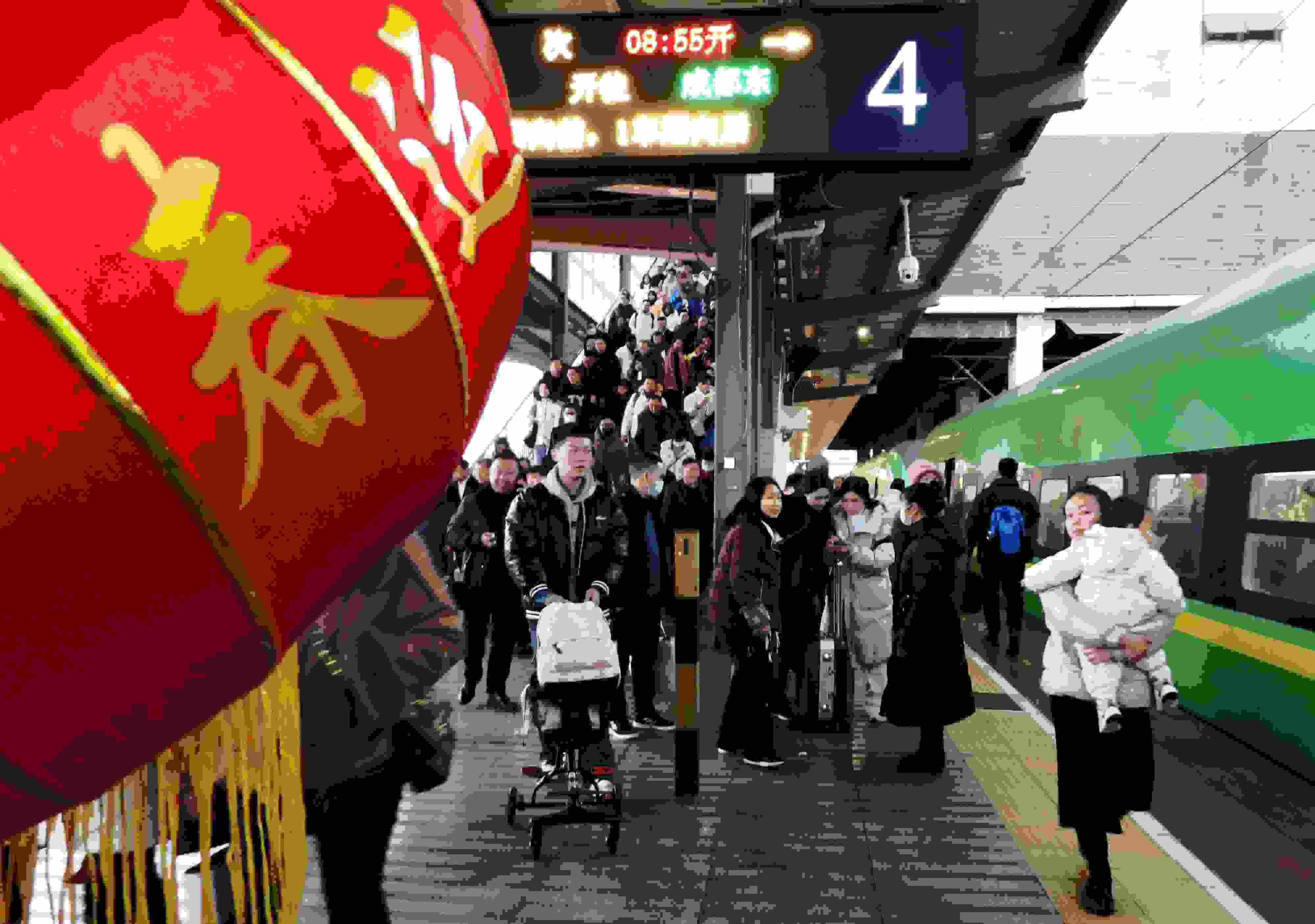 △ 2024年1月26日，四川省達(dá)州市車站，準(zhǔn)備乘坐“復(fù)興號”動(dòng)車組列車出行的旅客。