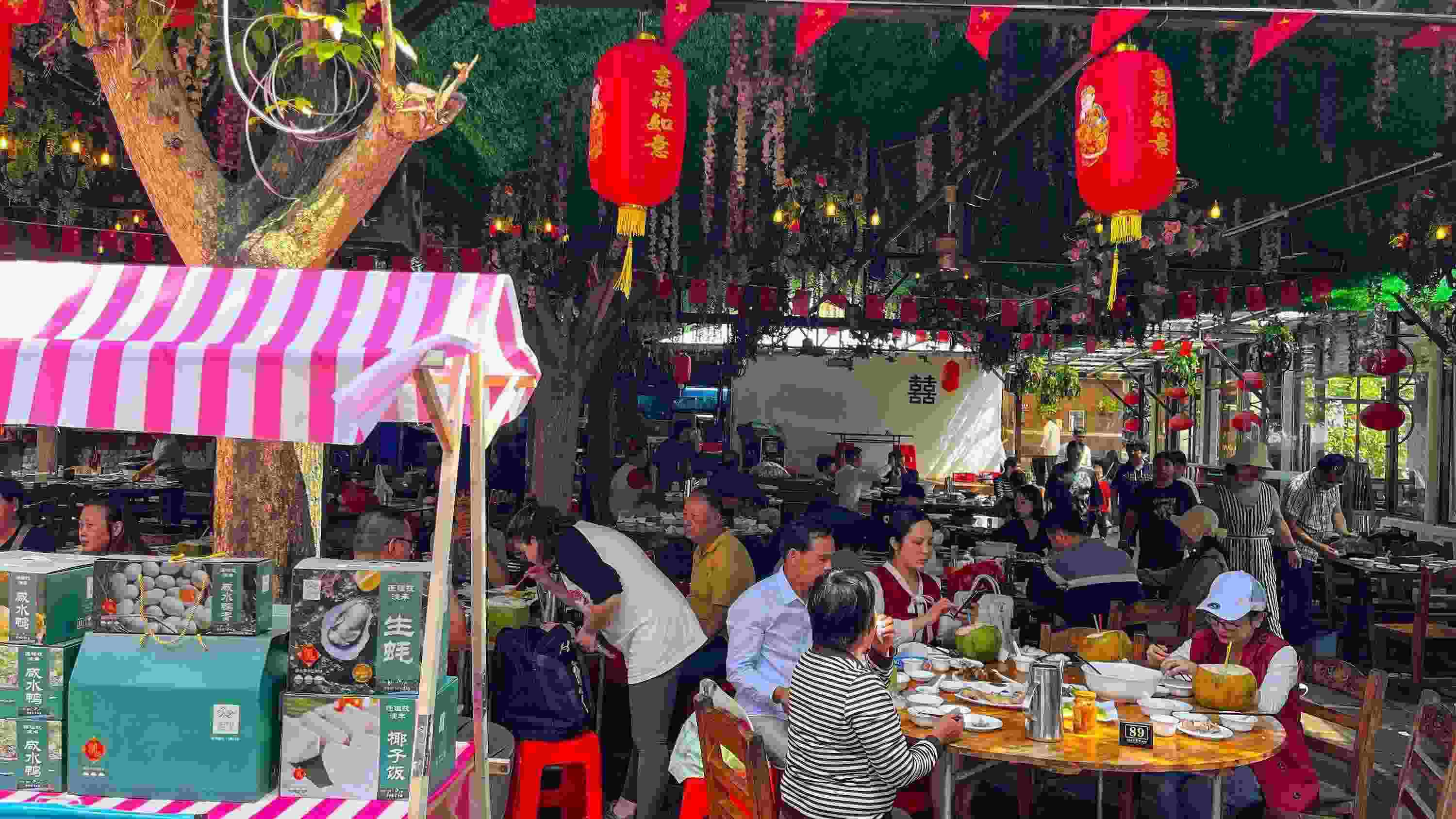 △ 2024年2月17日，春節(jié)假期最后一天，?？卩l(xiāng)村旅游持續(xù)火爆，眾多游客前往漁家樂品嘗特色海鮮和鄉(xiāng)村美食。