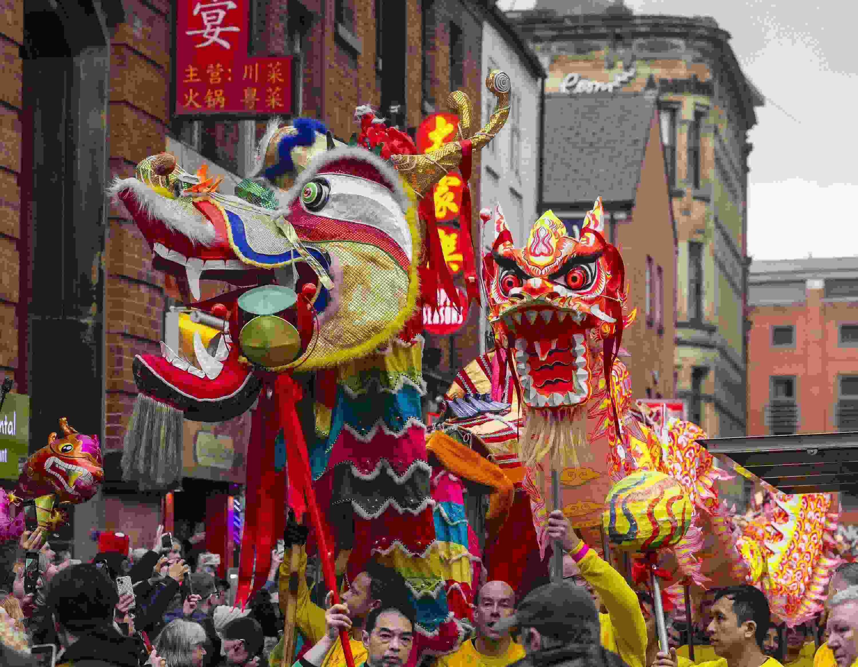 △ 當(dāng)?shù)貢r(shí)間2024年2月11日，英國曼徹斯特，表演者進(jìn)入中國城，參加中國農(nóng)歷龍年春節(jié)的慶?；顒?dòng)。