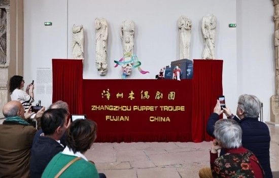 2月10日，在位于法國巴黎埃菲爾鐵塔附近的“建筑與遺產(chǎn)之城”博物館，觀眾欣賞漳州布袋木偶戲。新華社記者高靜攝