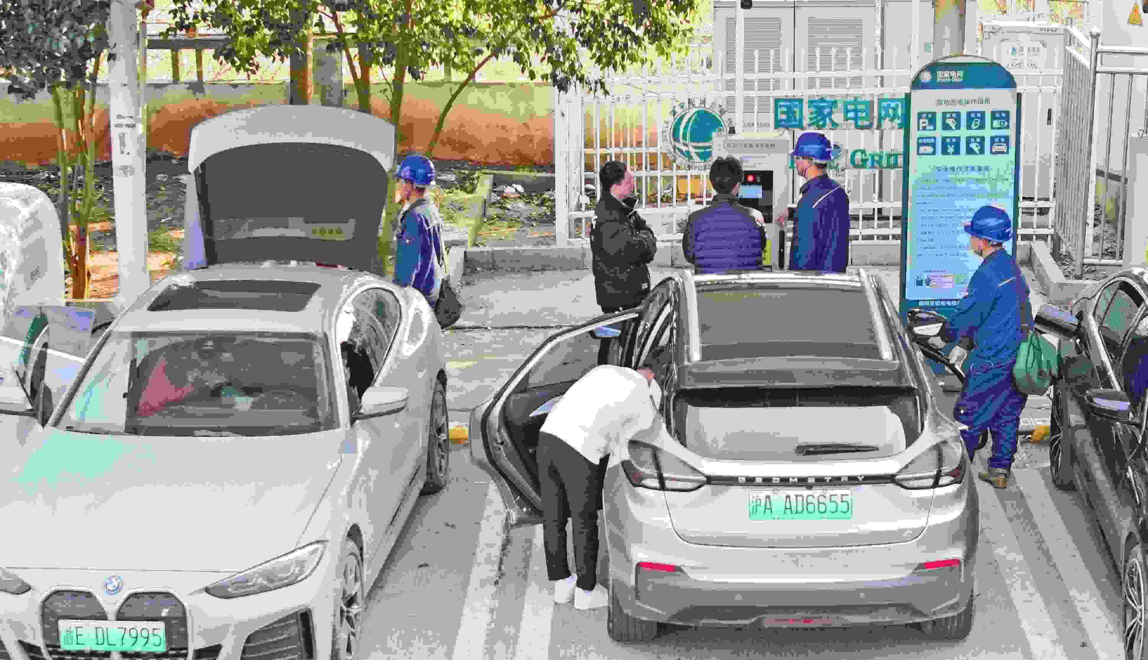 △ 2024年2月17日，安徽滁州來安縣大英鎮(zhèn)境內(nèi)的G36寧洛高速曹莊服務(wù)區(qū)，滁州市供電公司工作人員協(xié)助電動(dòng)汽車車主高效解決充電中遇到的問題。