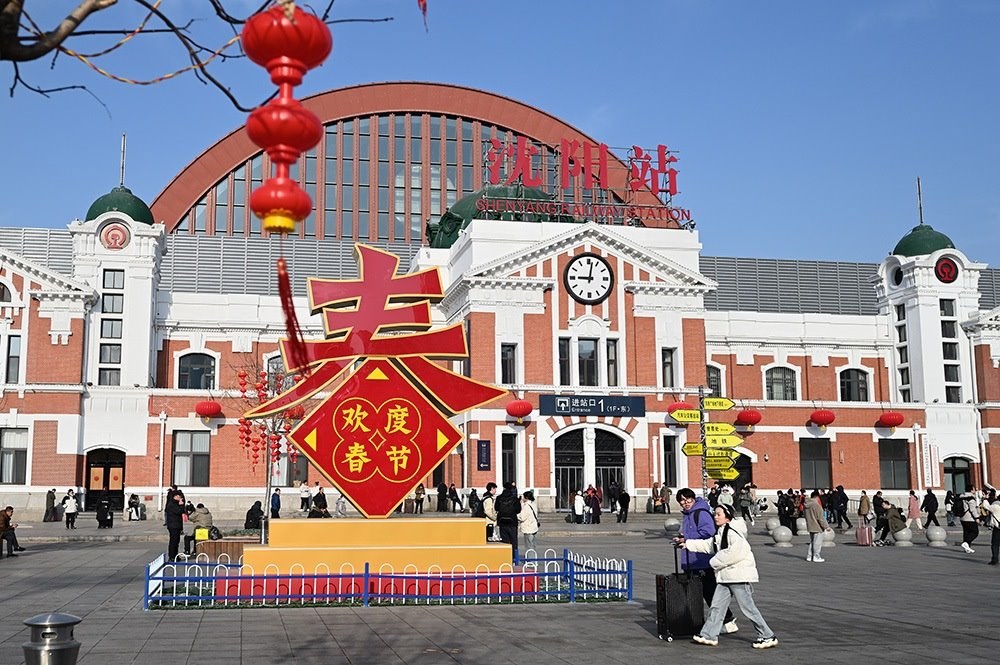 △ 2024年2月17日，沈陽站，人們拉著大大小小的行李箱，踏上了龍年新征程。