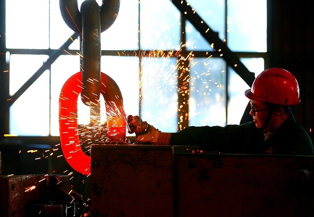 △ 2024年2月17日，青島市，即墨區(qū)靈山街道一家錨鏈企業(yè)，工人正在忙碌。