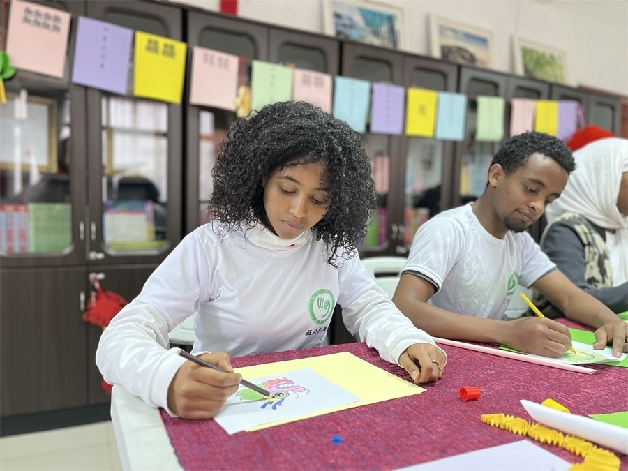 亞的斯亞貝巴大學(xué)孔子學(xué)院“網(wǎng)絡(luò)中國(guó)節(jié)·元宵”主題文化體驗(yàn)活動(dòng)現(xiàn)場(chǎng)。亞的斯亞貝巴大學(xué)孔子學(xué)院供圖