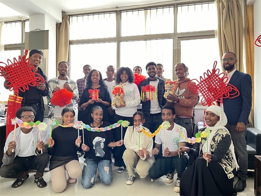 參加活動(dòng)的學(xué)生合影。亞的斯亞貝巴大學(xué)孔子學(xué)院供圖