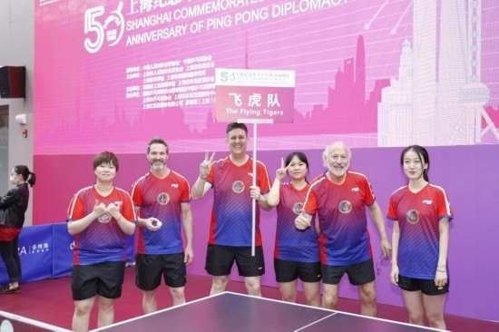 2021年，歐君廷（左三）參加上海紀念中美乒乓外交50周年活動