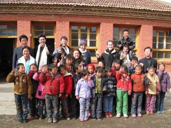 2008年，歐君廷帶領美國大學生到甘肅一所村辦小學訪問教課