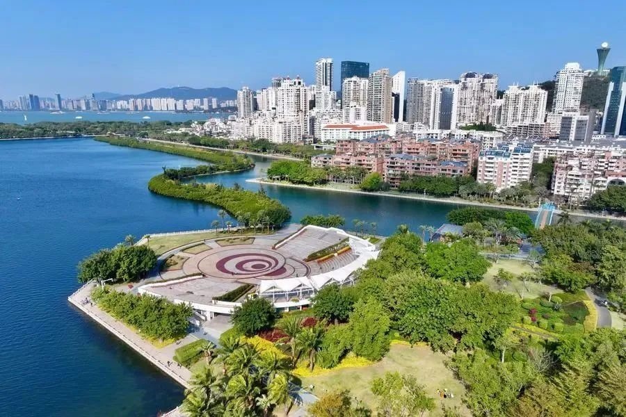 △1月24日，廈門(mén)筼筜湖白鷺洲公園及周邊城市景觀(guān)。