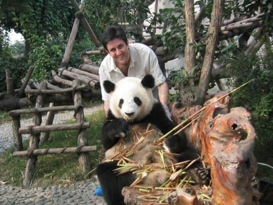 2006年，歐君廷在四川成都和熊貓合影