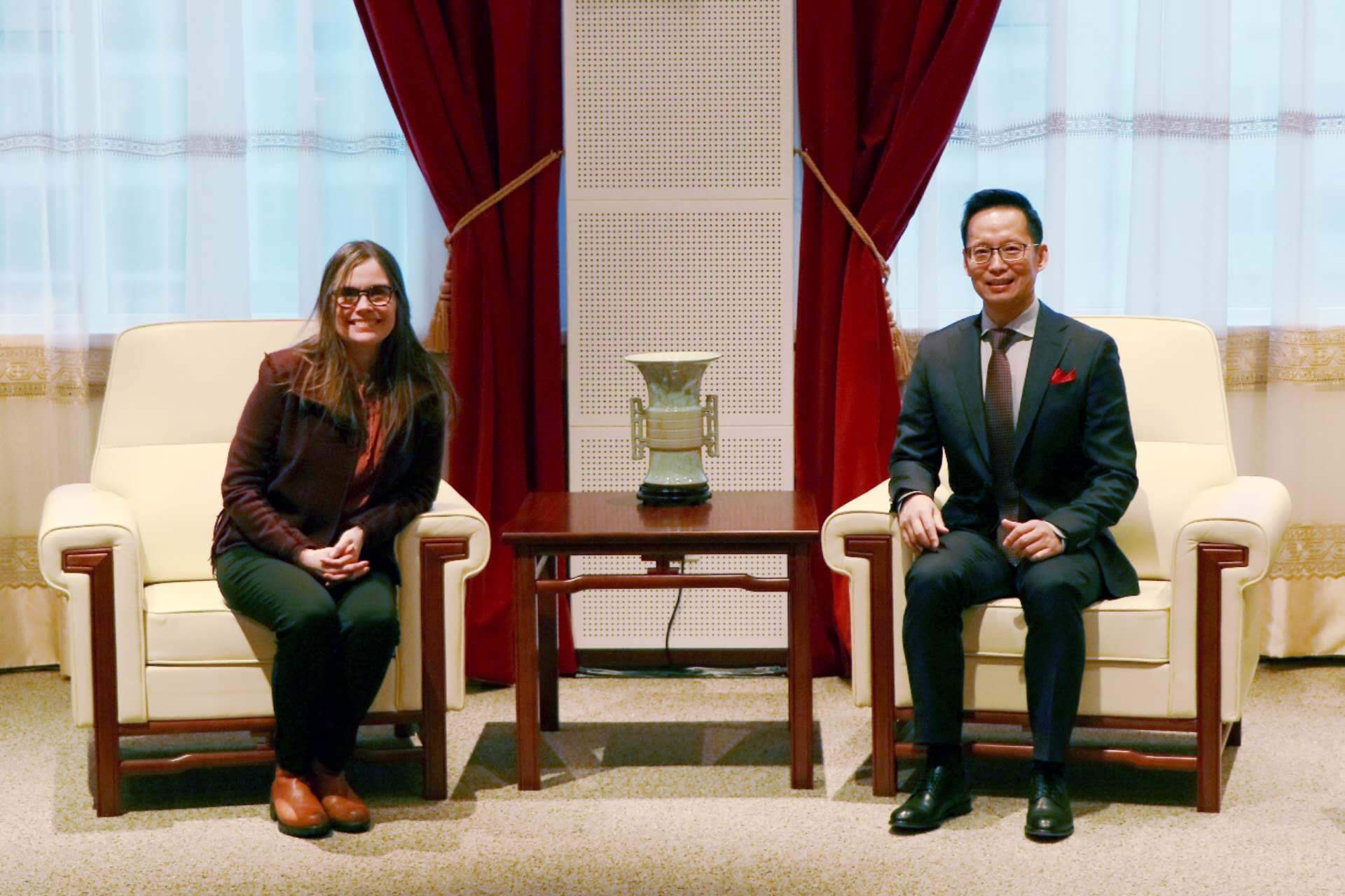 冰島總理雅各布斯多蒂爾（右一）與中國(guó)駐冰島大使何儒龍合影。中國(guó)駐冰島大使館供圖