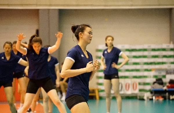 張常寧（右二）在訓(xùn)練中。人民網(wǎng)記者李乃妍攝