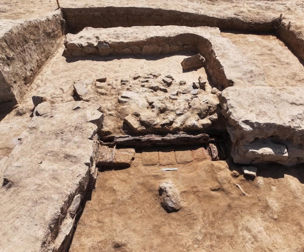 這是都蘭熱水墓群北一區(qū)M37號（“羊圈墓”）祭祀建筑的木質(zhì)門構(gòu)。