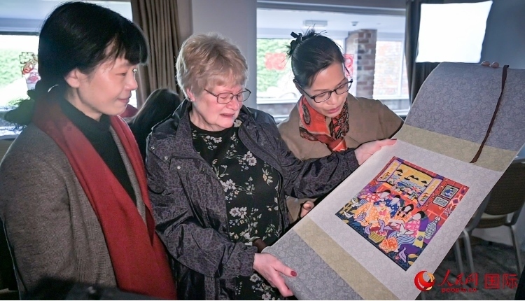 贈送舟山漁民畫。人民網(wǎng) 郭錦標(biāo)攝