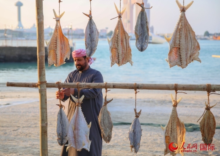  手工藝者展示如何晾曬魚干。人民網(wǎng) 塔里克·易卜拉欣攝