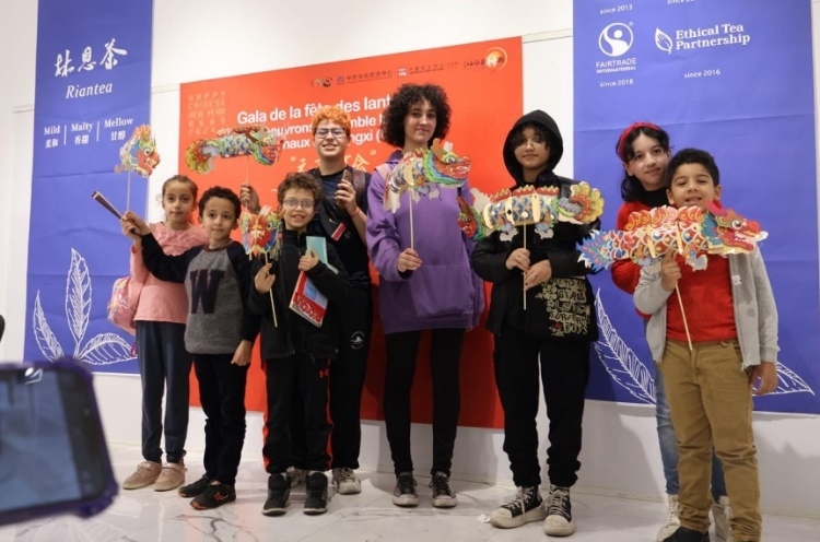 孩子們拿著元宵彩燈合影。拉巴特中國(guó)文化中心供圖