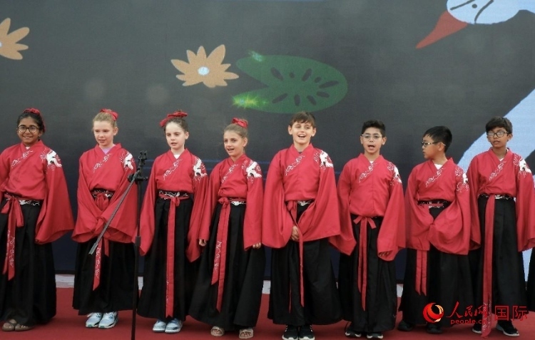 來自世界各地的小朋友一同誦讀中國(guó)古詩(shī)。人民網(wǎng) 滕婧含攝