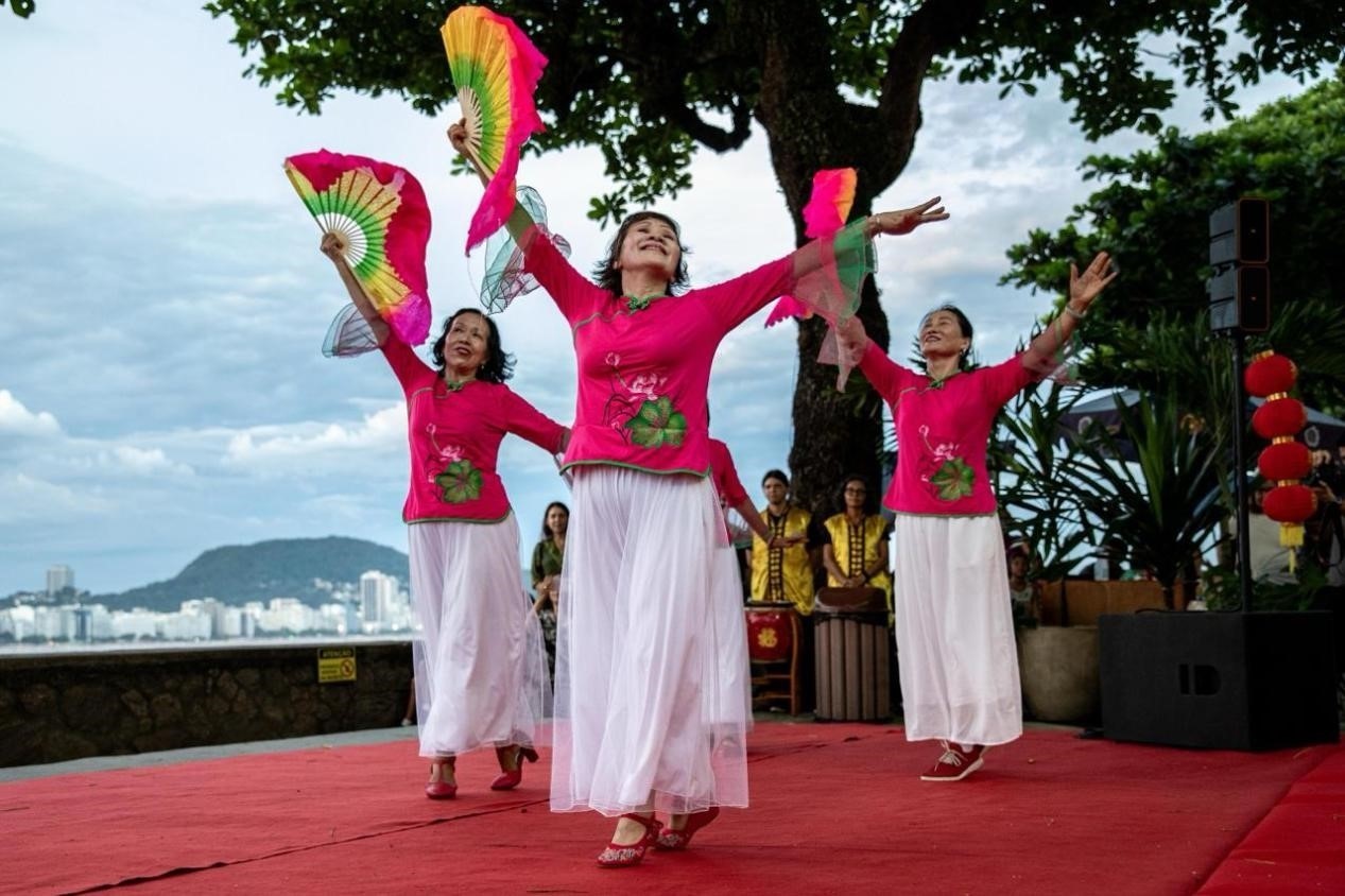 當(dāng)?shù)貢r(shí)間2月24日晚，2024年元宵節(jié)慶祝活動(dòng)在巴西里約熱內(nèi)盧市科帕卡巴納要塞舉辦。巴西山河文化促進(jìn)中心供圖