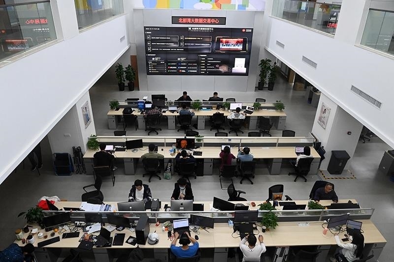 2023年12月12日，中國(guó)－東盟信息港股份有限公司員工在工作中。