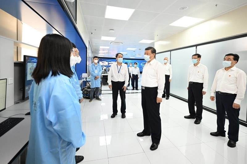 2023年7月6日，習(xí)近平總書記在江蘇南京市考察紫金山實(shí)驗(yàn)室時(shí)，同科研人員親切交流。