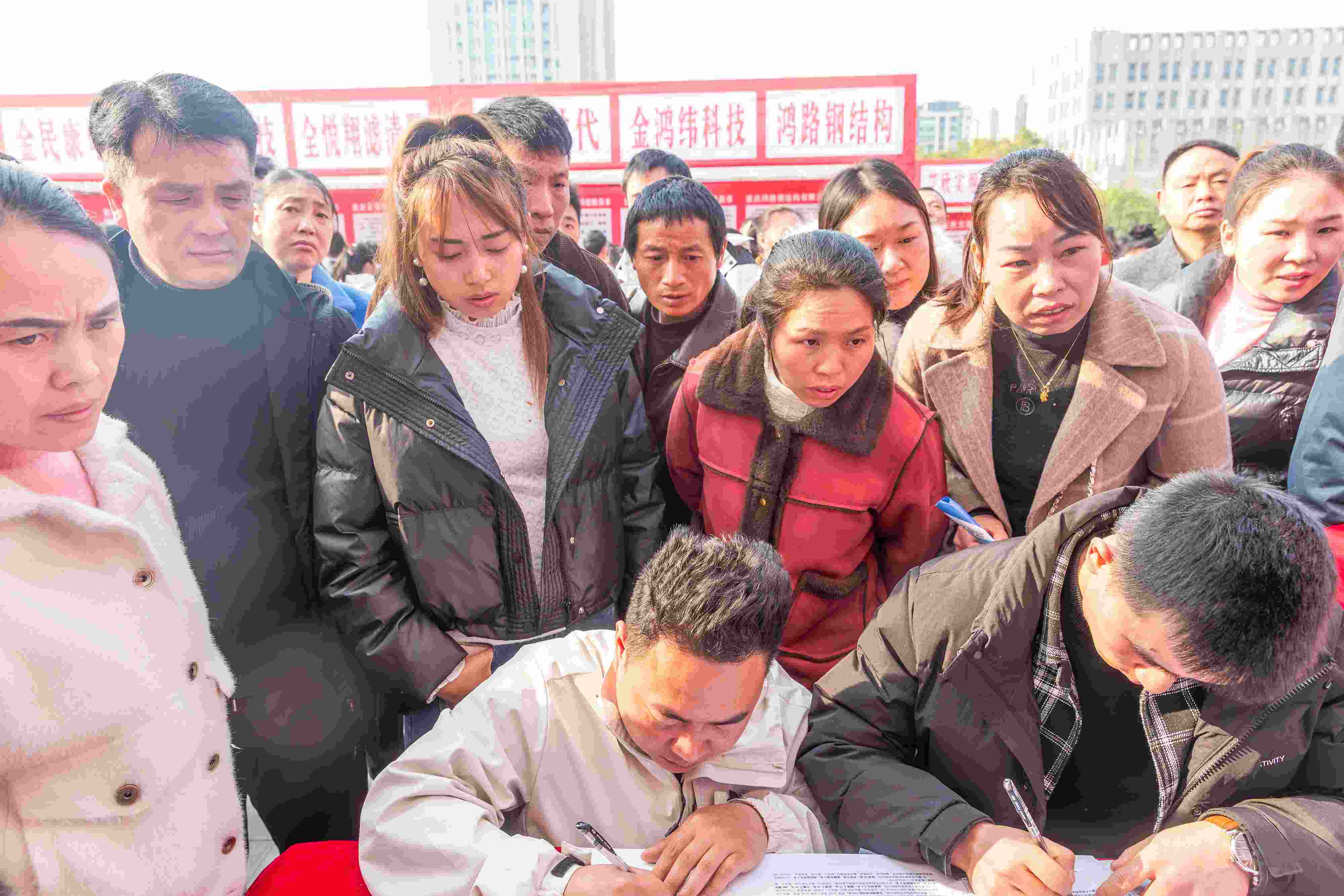 △ 2024年2月19日，重慶市南川區(qū)舉辦2024“春風(fēng)行動(dòng)”招聘會(huì)，為企業(yè)和求職者牽線搭橋，助力務(wù)工人員返崗就業(yè)、企業(yè)復(fù)產(chǎn)復(fù)工。