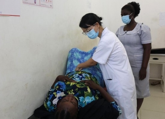 2023年2月27日，在塞拉利昂首都弗里敦，一名中國醫(yī)療隊的醫(yī)生正在為患者檢查身體。