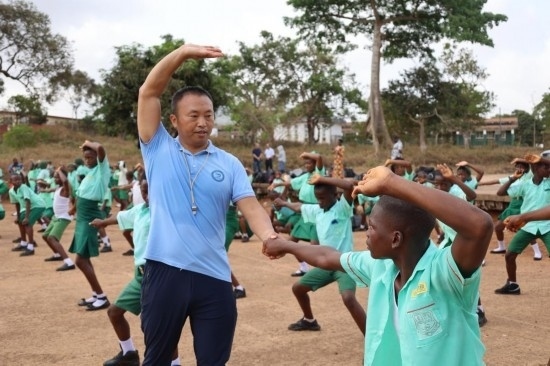 2月20日，在塞拉利昂首都弗里敦，來自塞拉利昂大學(xué)孔子學(xué)院的武術(shù)教師劉偉在為當(dāng)?shù)貙W(xué)生上武術(shù)課。