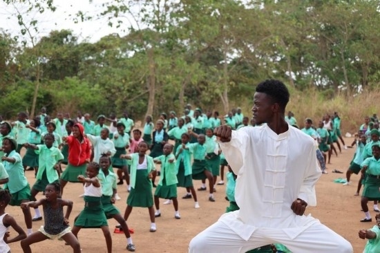 2月20日，在塞拉利昂首都弗里敦，當(dāng)?shù)貙W(xué)生在上武術(shù)課。