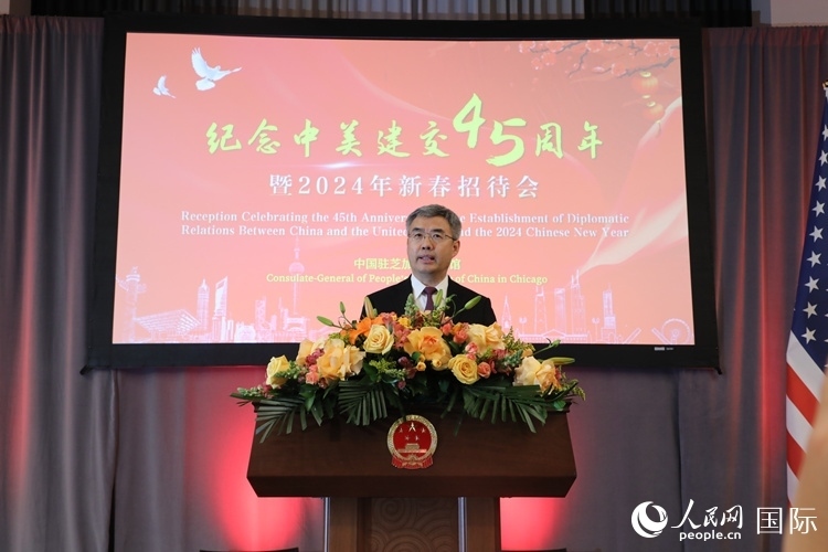 中國駐芝加哥總領(lǐng)事趙建在致辭中表示，期待2024年中美交流合作能夠龍騰虎躍，蒸蒸日上。 人民網(wǎng)記者 李志偉攝