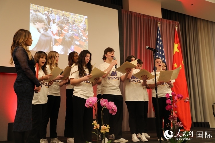 馬斯卡廷中學的學生們還深情演唱了表現(xiàn)中美兩國人民友誼的歌曲《情緣留住永恒的記憶》。 人民網(wǎng)記者 李志偉攝