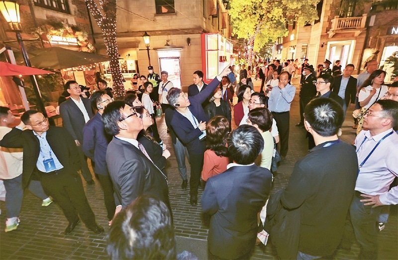 2023年4月18日，全國(guó)無黨派人士考察團(tuán)來到位于上海市黃浦區(qū)的上海新天地開放式街區(qū)考察夜經(jīng)濟(jì)。 新華社記者 王翔/攝