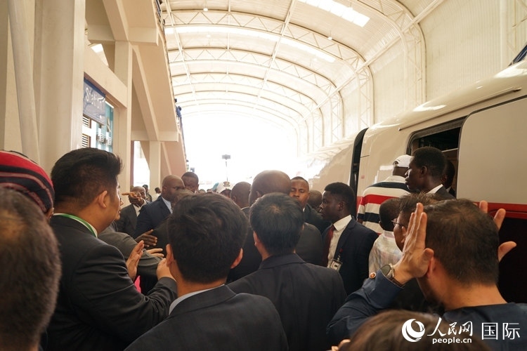 人們爭相前往紅線試乘。人民網(wǎng)記者 姜宣攝