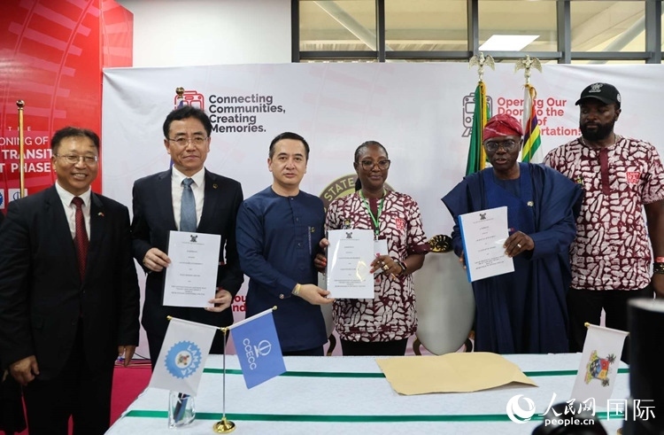中國土木尼日利亞公司執(zhí)行董事張志臣（左三）與桑沃-奧盧（右二）分別代表雙方簽署了項(xiàng)目二期合同。閆玉娟攝