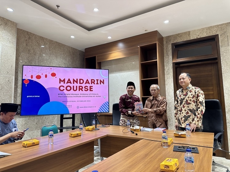 阿拉扎大學(xué)孔子學(xué)院向獨(dú)立清真寺贈(zèng)書。阿拉扎大學(xué)孔子學(xué)院供圖