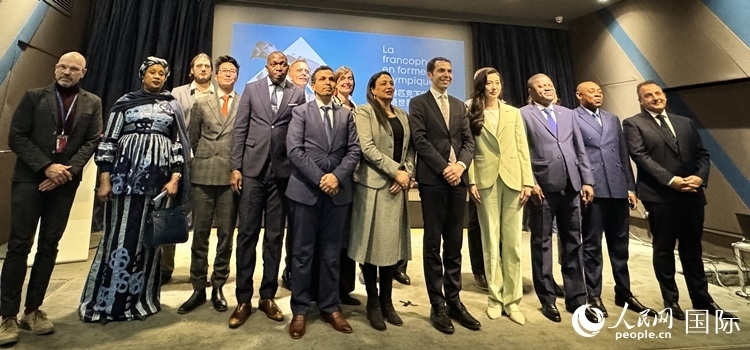 第28屆法語活動(dòng)月新聞發(fā)布會(huì)出席嘉賓合影留念。人民網(wǎng) 謝瑩攝