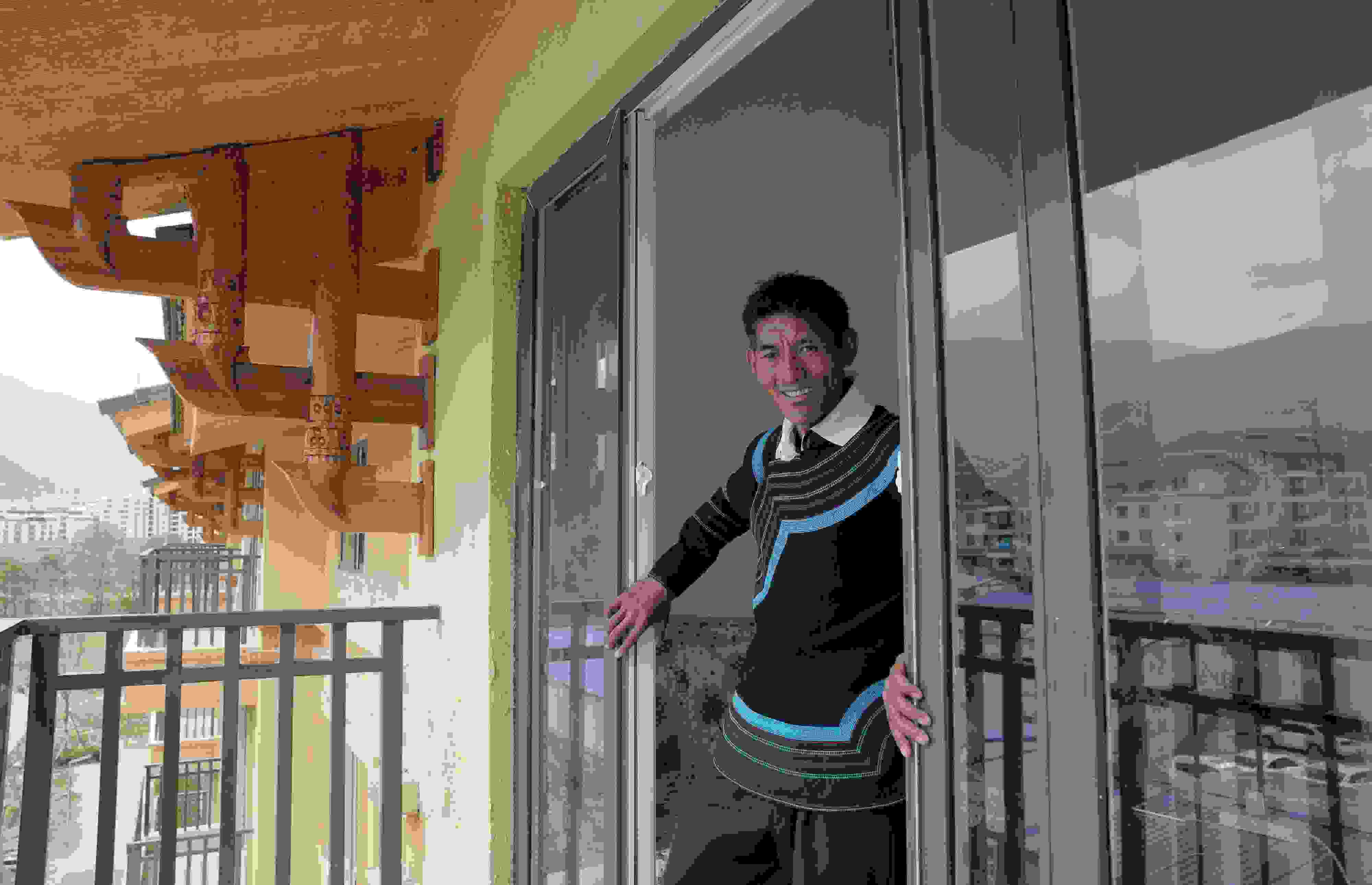 2020年5月14日，四川涼山彝族自治州昭覺縣，“懸崖村”村民某色伍哈入住新房。