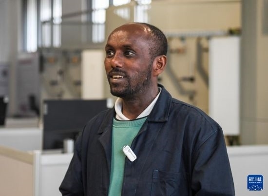 2月15日，在亞的斯亞貝巴的埃塞俄比亞聯(lián)邦職業(yè)技術(shù)培訓(xùn)學(xué)院，魯班工坊當(dāng)?shù)亟處熂s納斯·阿凱萊（中文名艾友涵）接受新華社采訪。