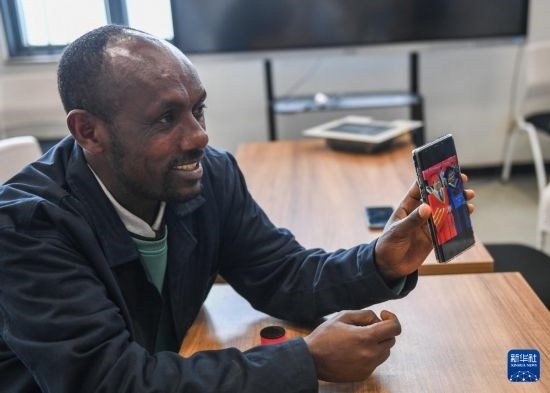 2月15日，在亞的斯亞貝巴的埃塞俄比亞聯(lián)邦職業(yè)技術(shù)培訓(xùn)學(xué)院，魯班工坊當(dāng)?shù)亟處熂s納斯·阿凱萊（中文名艾友涵）展示在中國(guó)學(xué)習(xí)時(shí)的照片。