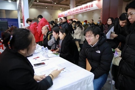 求職者與用人單位溝通交流。新華社記者 張博群 攝