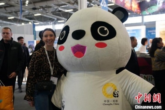 3月5日，2024年柏林國(guó)際旅游交易會(huì)(ITB)在柏林會(huì)展中心拉開帷幕。以“你好！中國(guó)”為主題的中國(guó)展區(qū)當(dāng)日亮相展會(huì)。圖為觀眾與大熊貓人偶合影。中新社記者 馬秀秀 攝