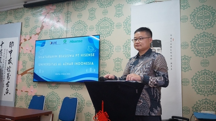 海信印尼公司總經(jīng)理李現(xiàn)委致辭。阿拉扎大學(xué)孔子學(xué)院供圖