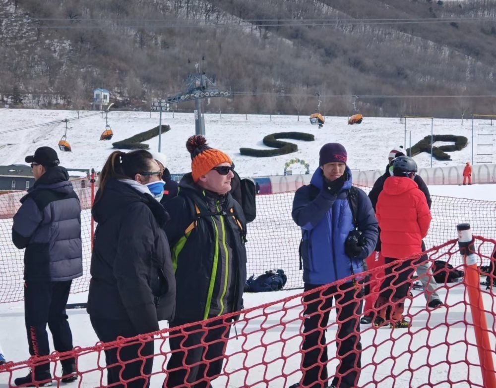 ?皮埃爾·杜邦（左三）在比賽現(xiàn)場(chǎng)。新華社記者 王沁鷗 攝