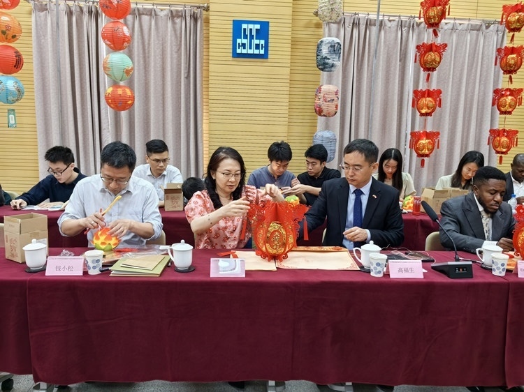 燈籠文化交流活動(dòng)現(xiàn)場(chǎng)。中建國(guó)際中西非公司供圖