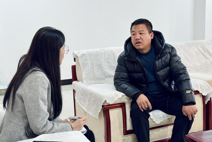 人民網(wǎng)記者采訪“在水一方”小區(qū)住戶。人民網(wǎng) 高清揚攝