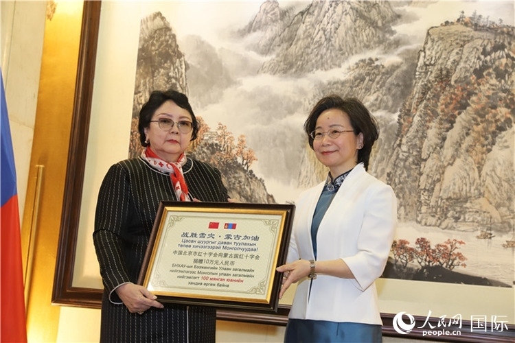 沈大使向?qū)殑跔柆敚ㄗ螅┟貢?shū)長(zhǎng)轉(zhuǎn)交捐款。人民網(wǎng)記者 霍文攝