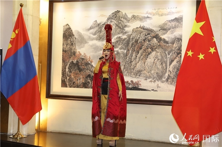 呼麥演唱。人民網(wǎng)記者 霍文攝