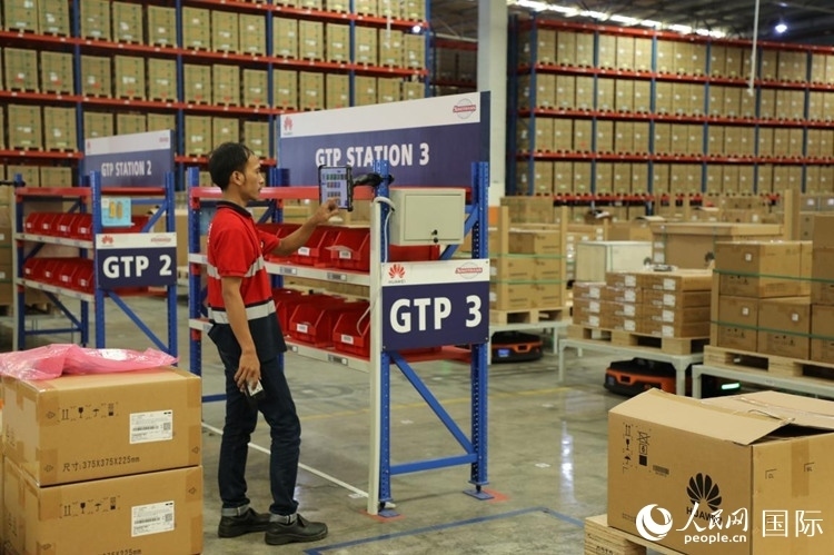 華為5G智能倉庫里，工作人員正在利用智能系統(tǒng)辦公。人民網(wǎng)記者 曹師韻攝